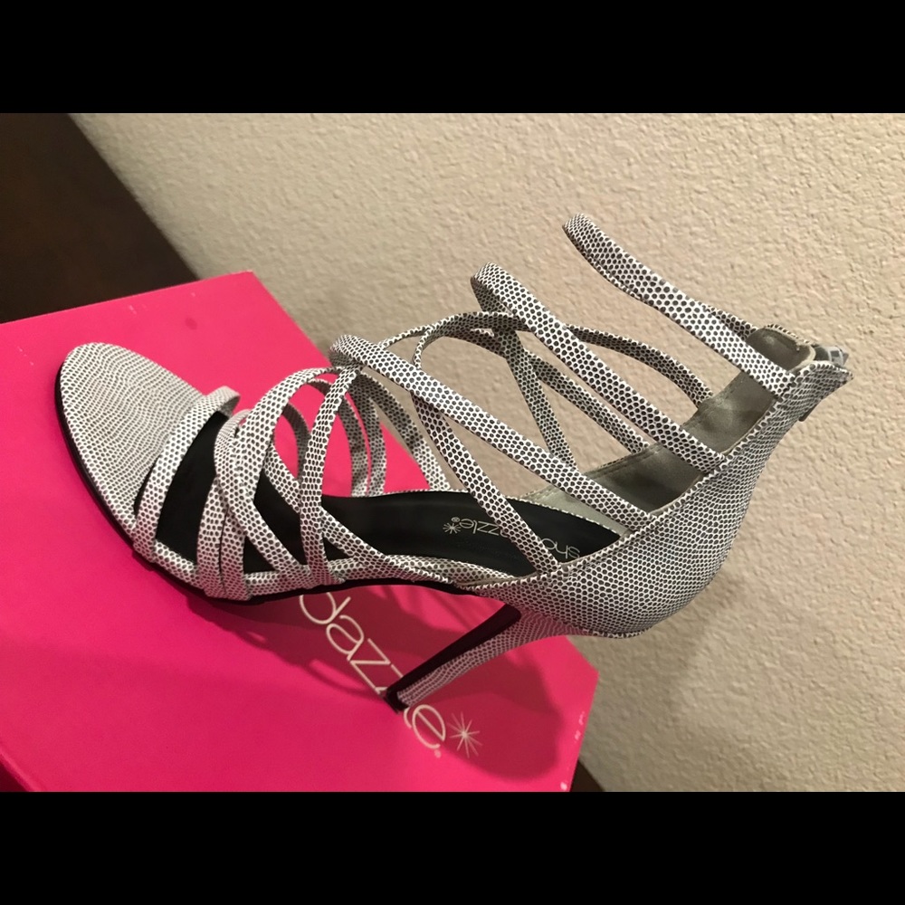 Shoedazzle black and white strappy sandals